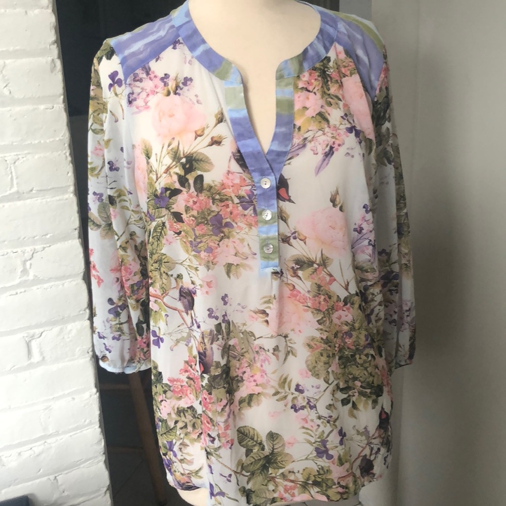 Beautiful floral blouse/Buy 2 tops for 10.00